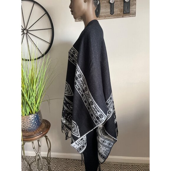 JUST JAMIE Black & White Geometric Pattern Poncho OSFM - Picture 3 of 7